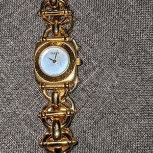 Gucci 6400 L ladies watch